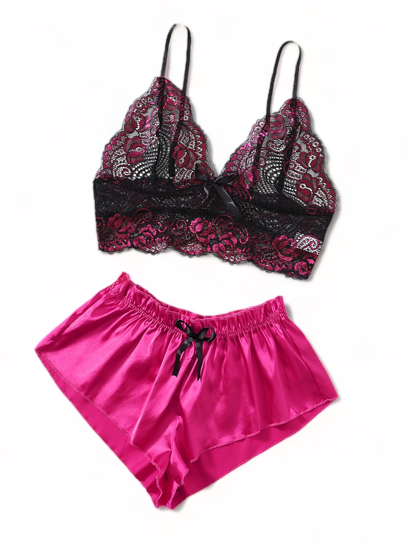 Set de pijama con bralette de encaje y short de satén para mujer.