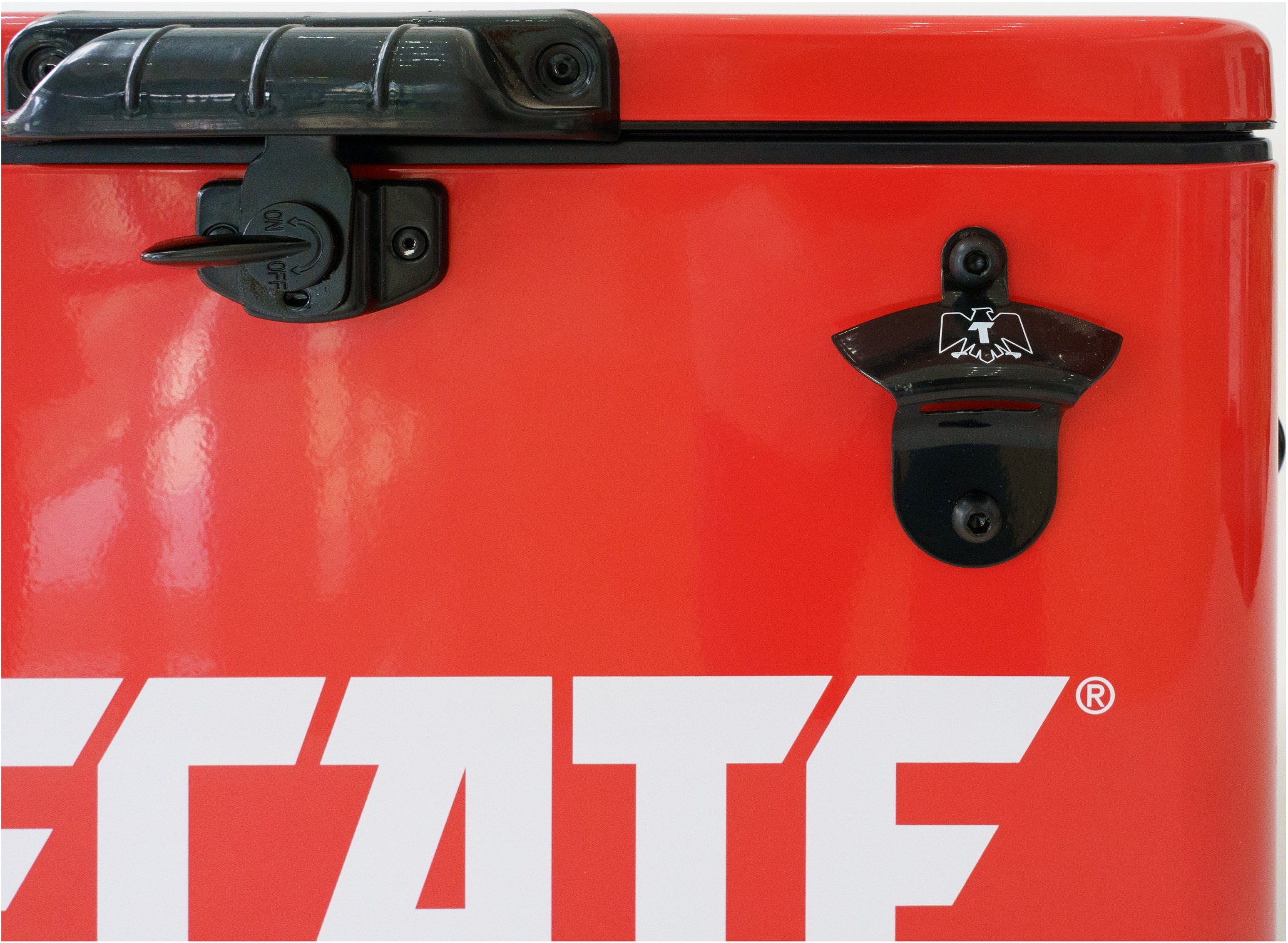 Hielera Metálica Tecate color rojo de 30 lts con capacidad para 36 latas