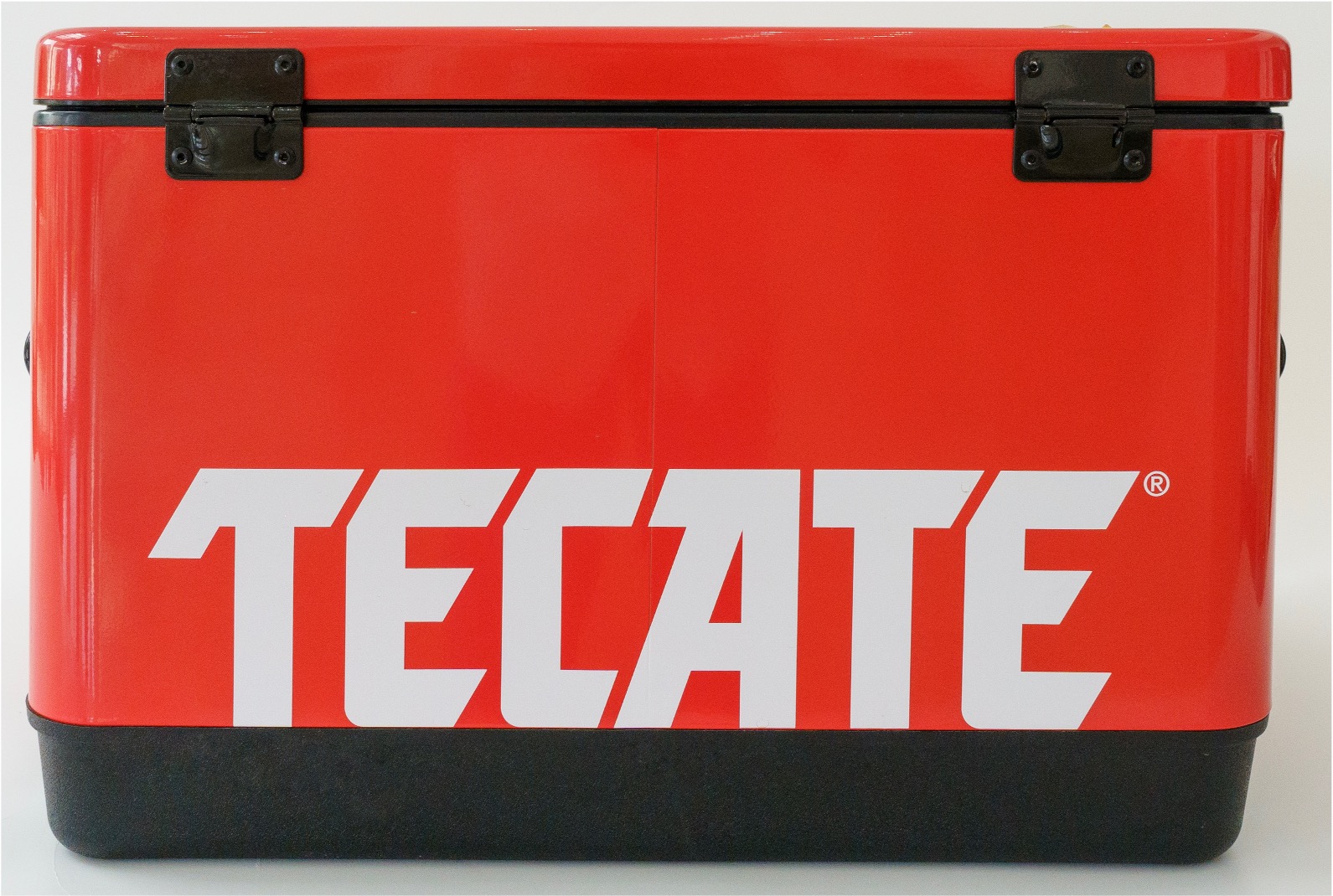 Hielera Metálica Tecate color rojo de 30 lts con capacidad para 36 latas