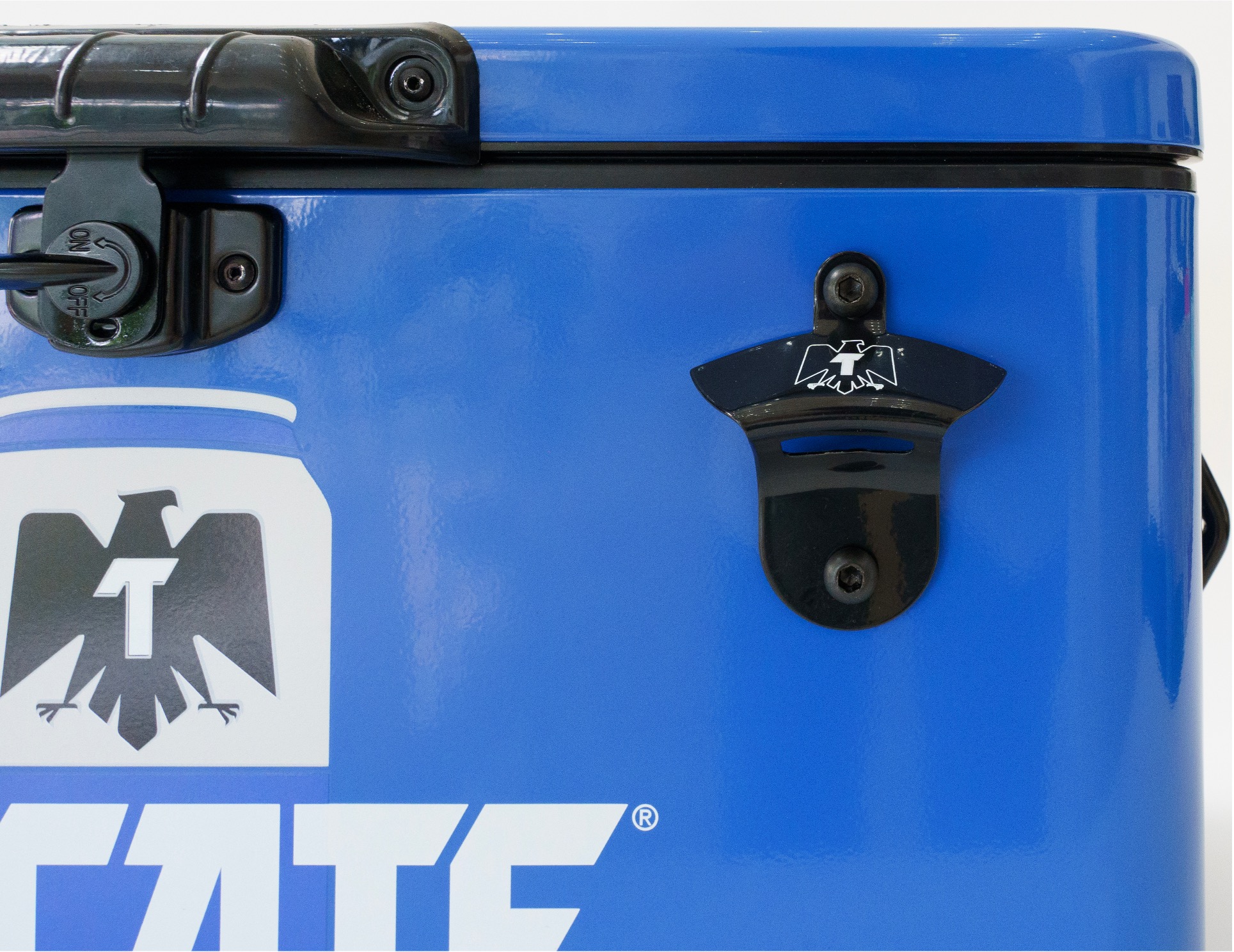 Hielera Metálica Tecate Light color azul de 30 lts con capacidad para 36 latas