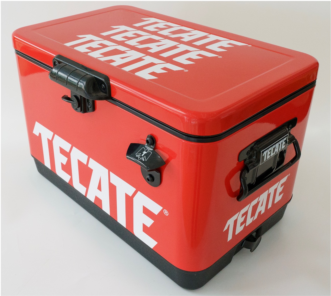 Hielera Metálica Tecate color rojo de 30 lts con capacidad para 36 latas