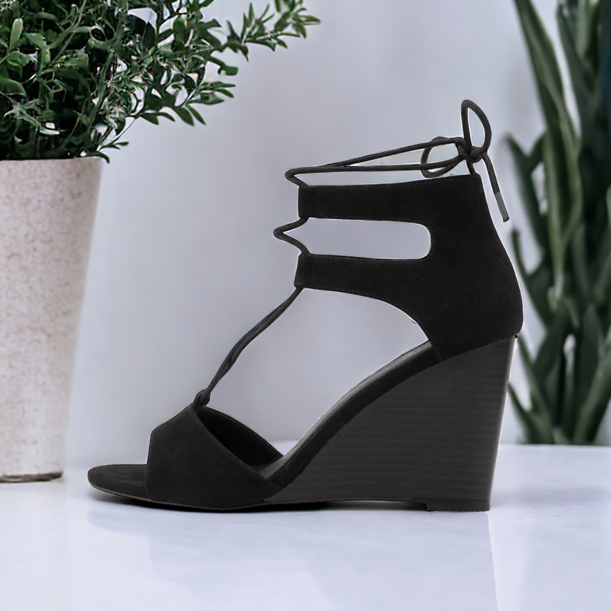 Sandalia con plataforma y tacón corrido con lazo en el tobillo para mujer. Zapatilla abierta con plataforma y con lazo al tobillo para mujer. Sandalia alta con tacón corrido casual y versátil para toda ocasión..