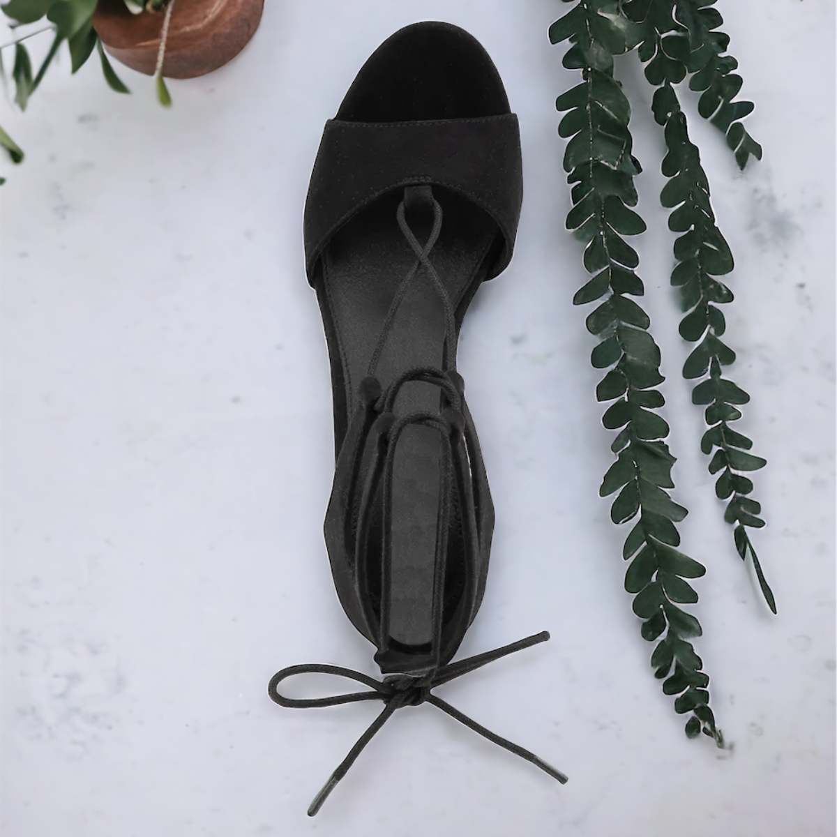 Sandalia con plataforma y tacón corrido con lazo en el tobillo para mujer. Zapatilla abierta con plataforma y con lazo al tobillo para mujer. Sandalia alta con tacón corrido casual y versátil para toda ocasión..