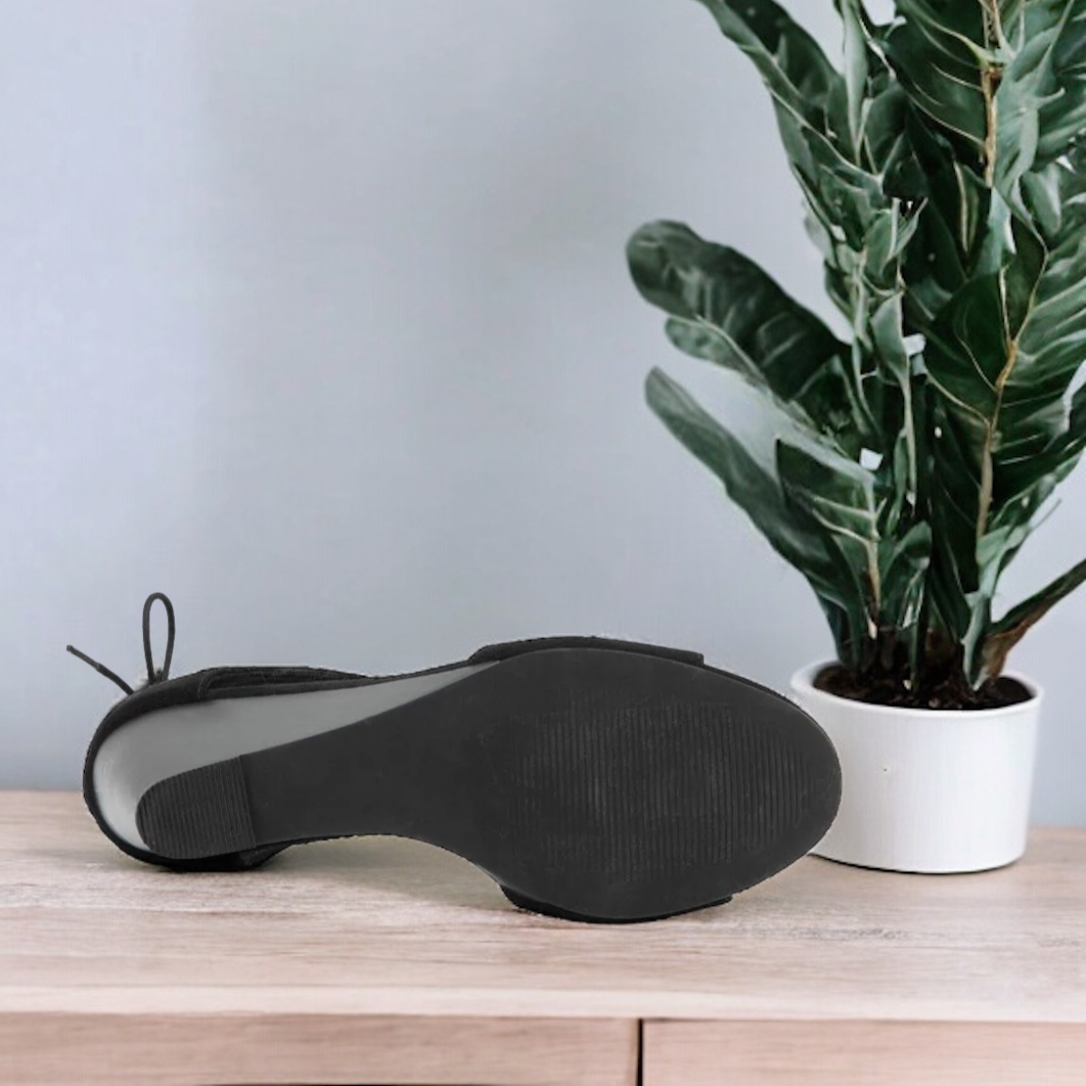 Sandalia con plataforma y tacón corrido con lazo en el tobillo para mujer. Zapatilla abierta con plataforma y con lazo al tobillo para mujer. Sandalia alta con tacón corrido casual y versátil para toda ocasión..