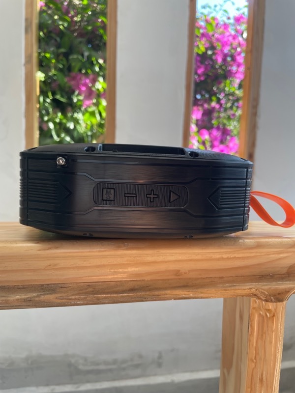 Bocina Bluetooth Fol Panel Solar Y Luz  Recargable Con Radio