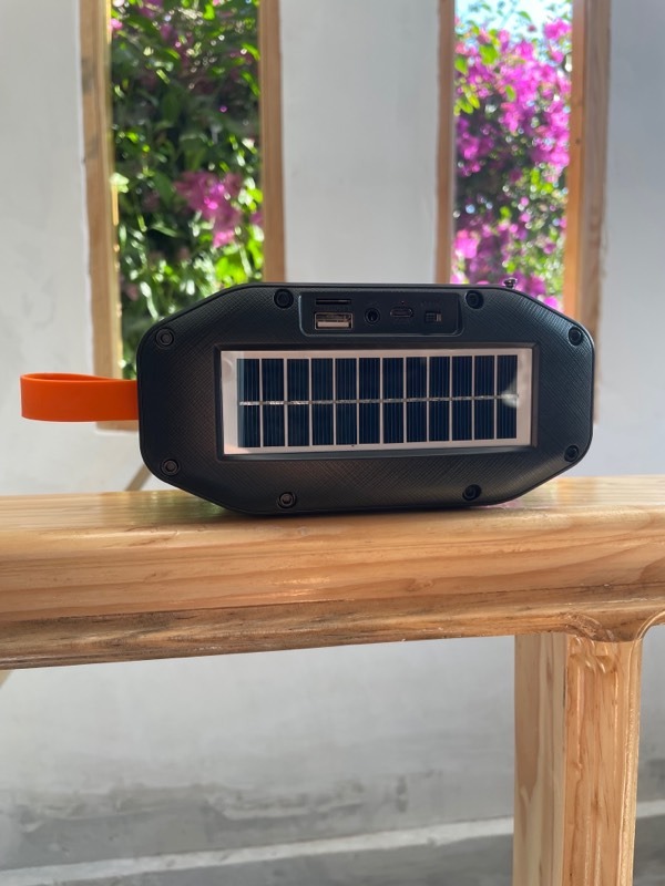 Bocina Bluetooth Fol Panel Solar Y Luz  Recargable Con Radio