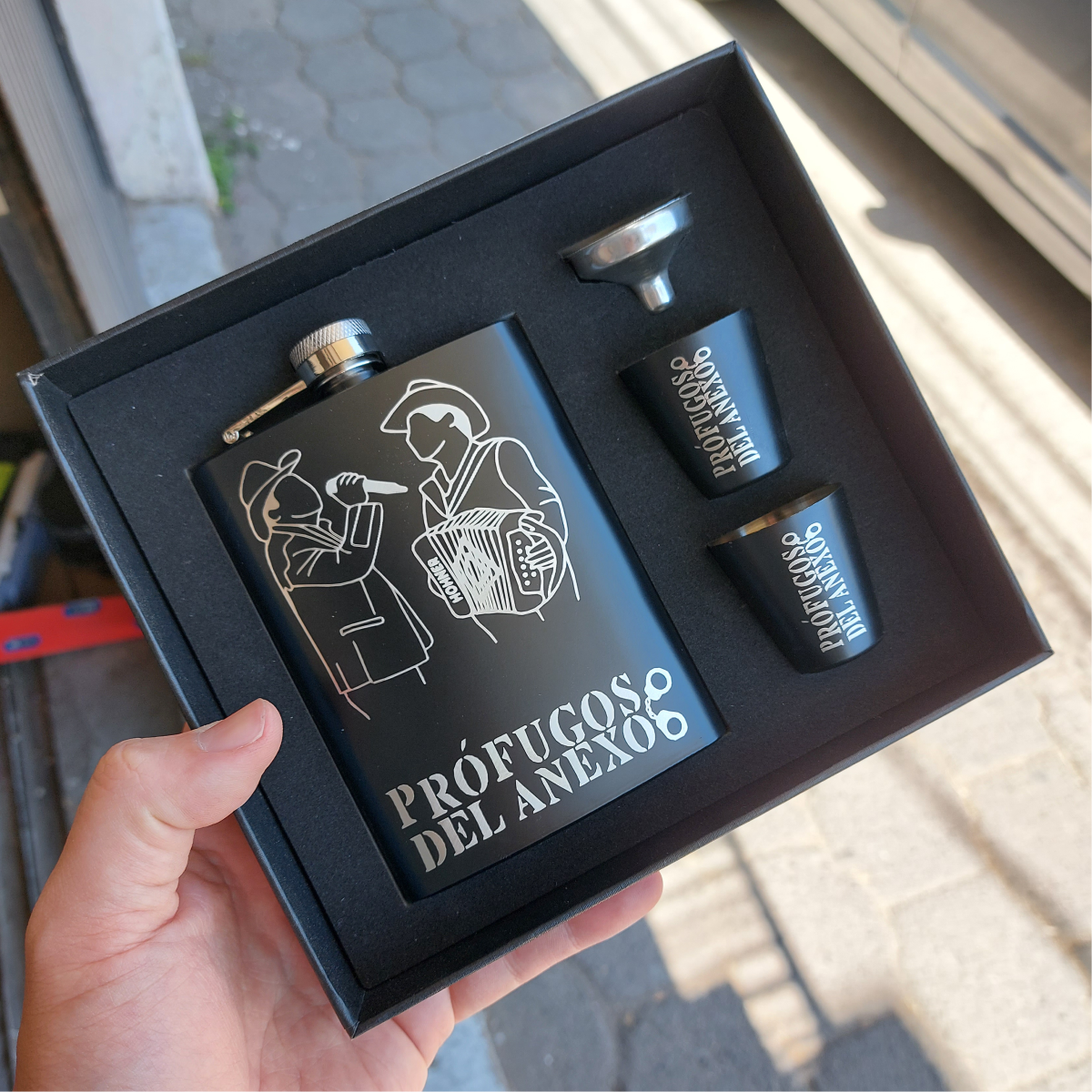 Licorera acero inoxidable capacidad 8oz (230ml) vaso shot y embudo incluido modelo Profugos del anexo