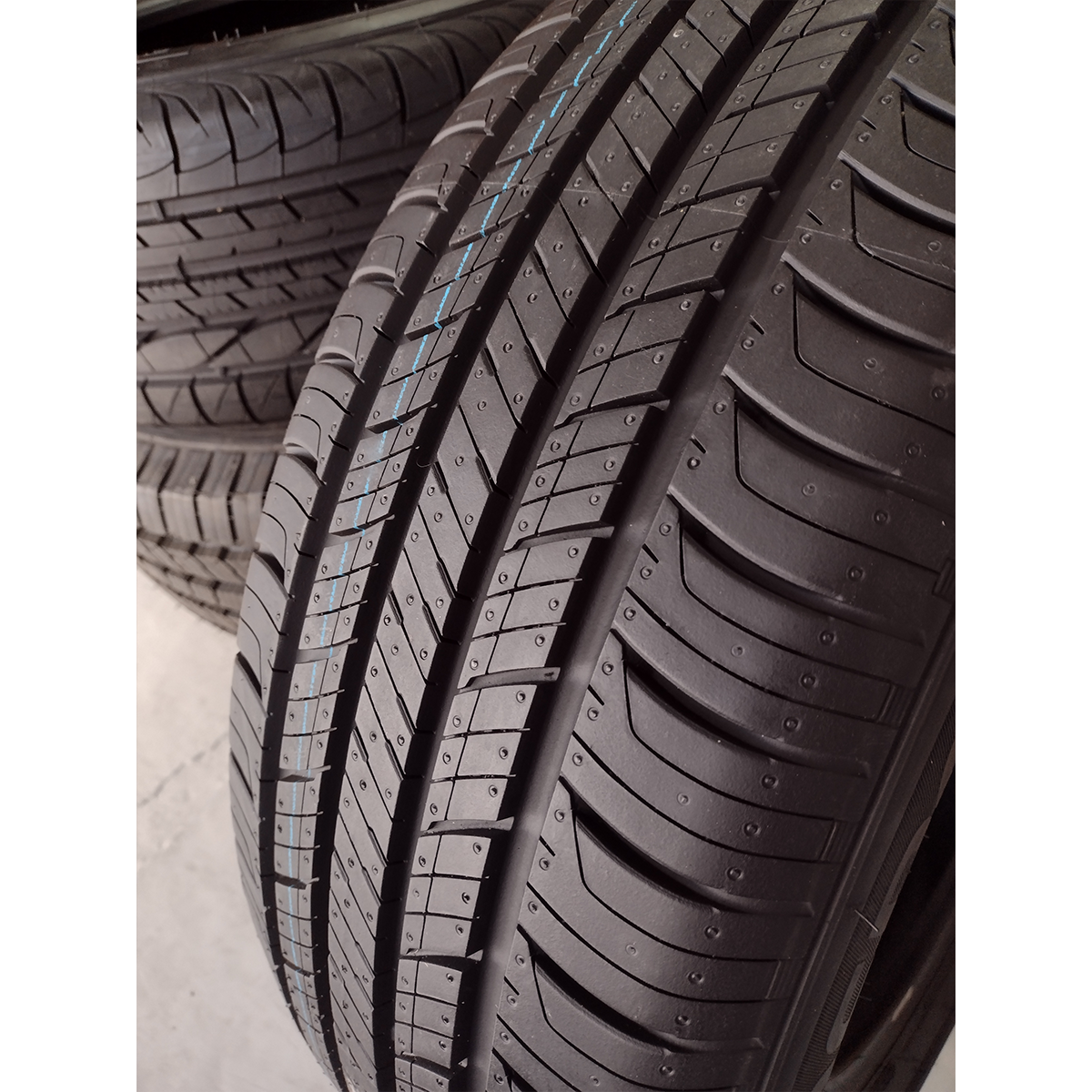 PAQUETE 2 LLANTAS 215/45R18 HANKOOK H436 89V