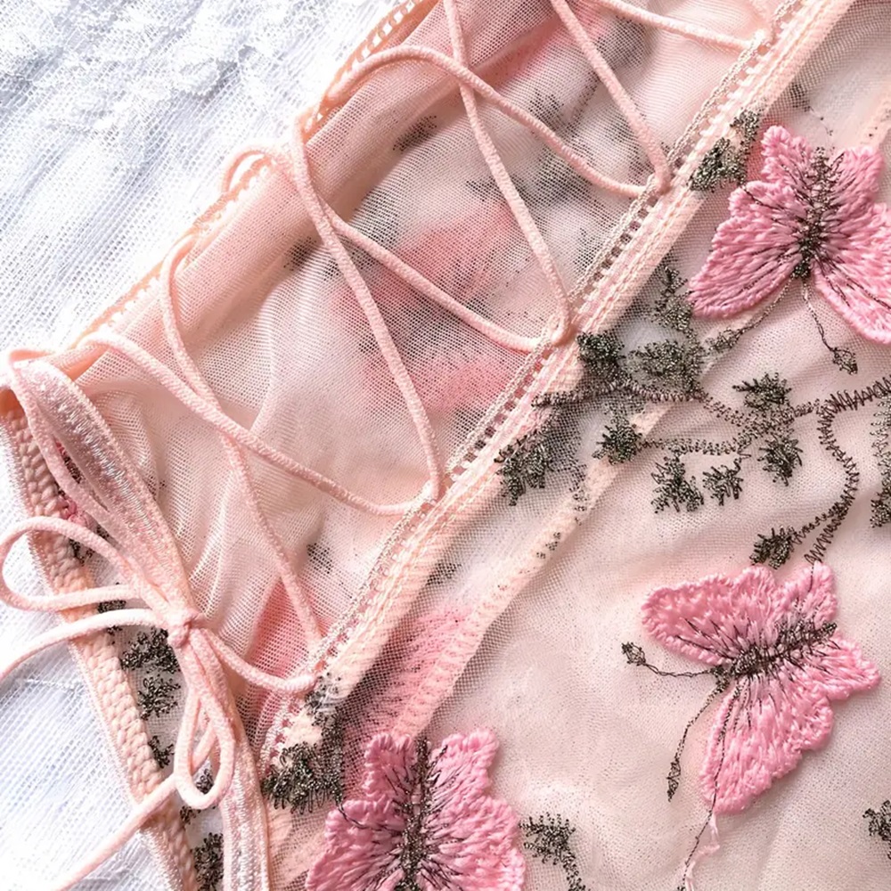 Body con tirantes rosa.