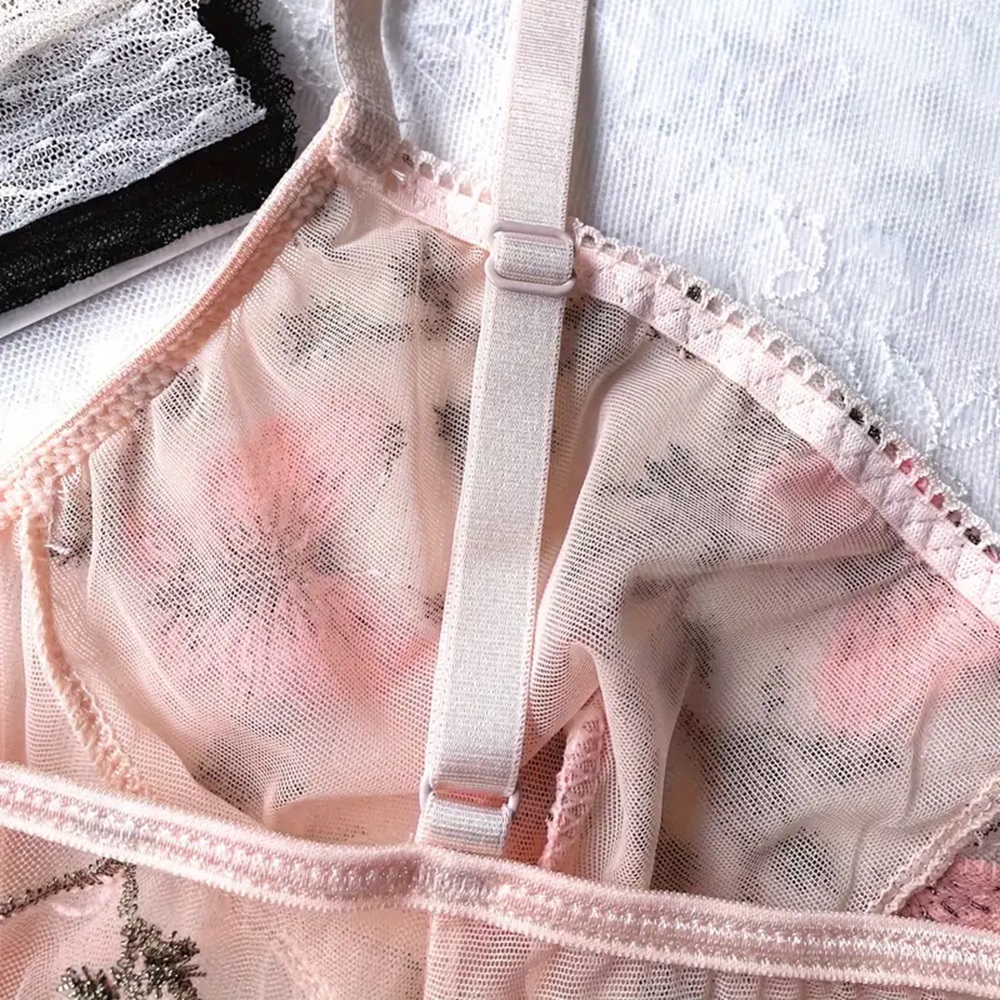 Body con tirantes rosa.