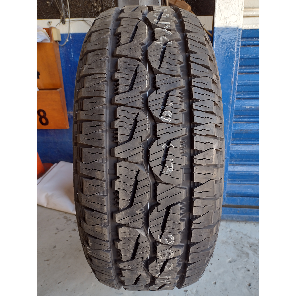 LLANTA 265/70R17 BRIDGESTONE DUELER A/T  LT 10C REVO 3 121/118S.