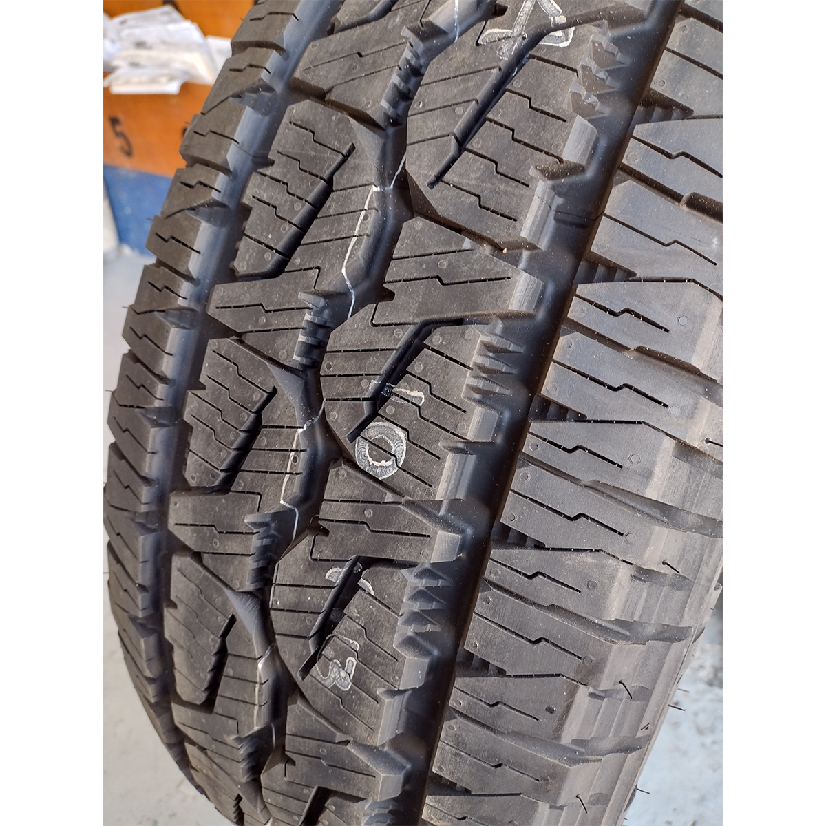 LLANTA 265/70R17 BRIDGESTONE DUELER A/T  LT 10C REVO 3 121/118S.