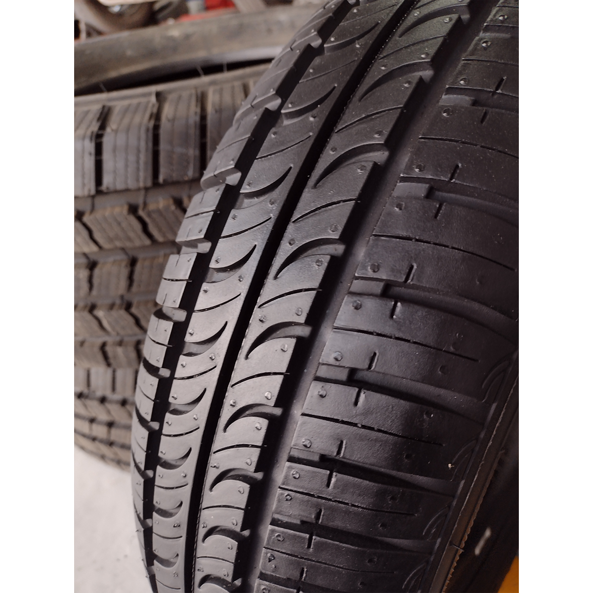 PAQUETE DE 2 LLANTAS 155/70R14 HANKOOK K715 77T
