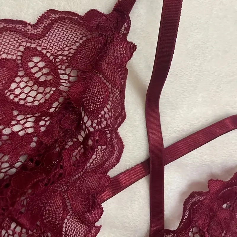 Conjunto lenceria de encaje floral Vino.