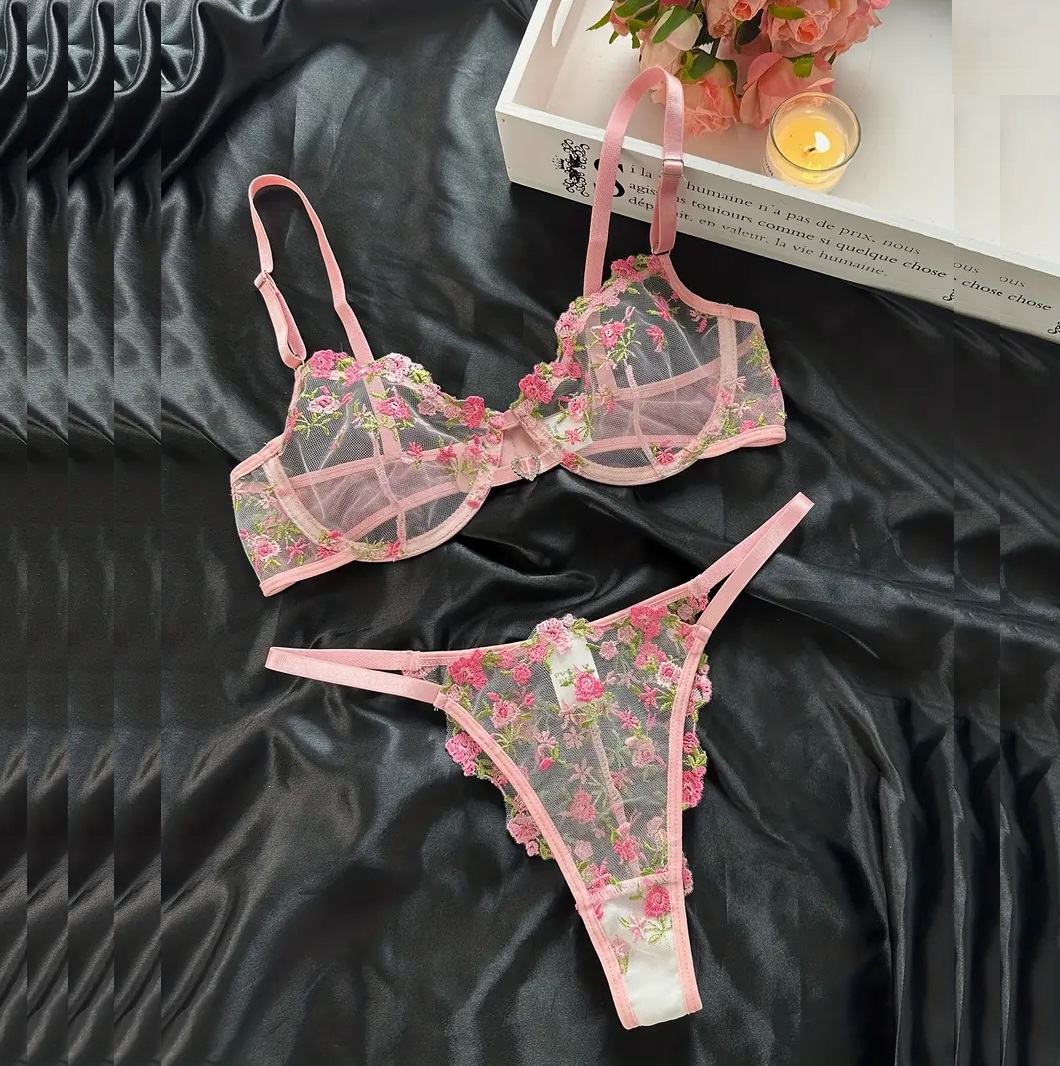 Conjunto brasiere y tanga bordado.
