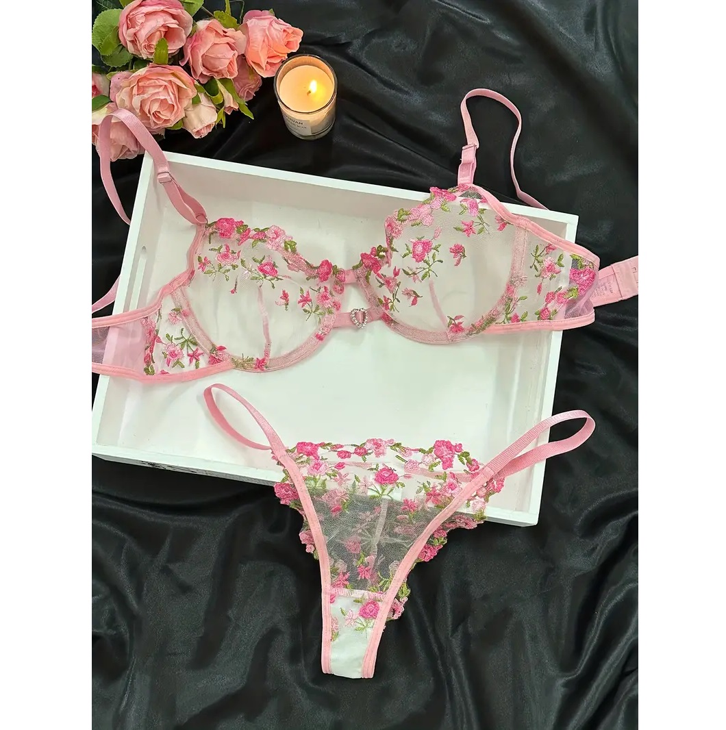 Conjunto brasiere y tanga bordado.