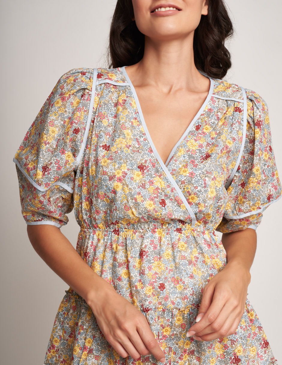 Vestido corto casual estampado con tiras en espalda: estilo fresco y versátil para días llenos de color