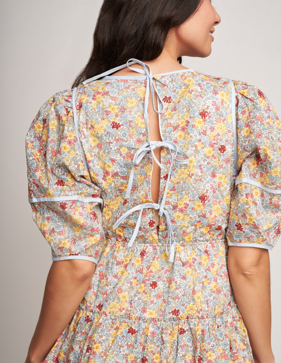 Vestido corto casual estampado con tiras en espalda: estilo fresco y versátil para días llenos de color