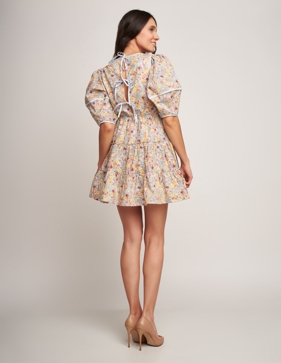 Vestido corto casual estampado con tiras en espalda: estilo fresco y versátil para días llenos de color