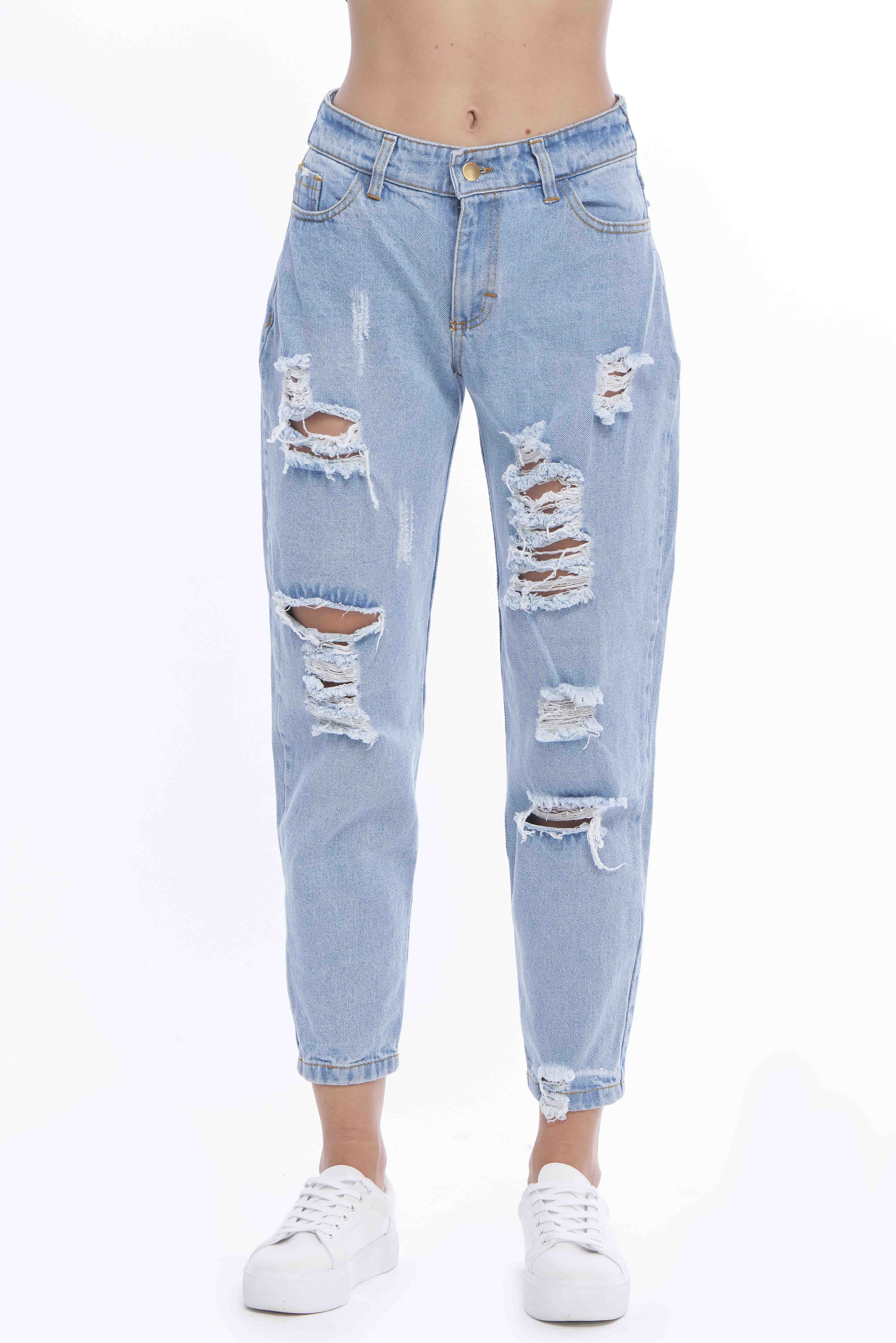 Jeans Tiro Medio, Corte Mom Fit, Rupturas Decorativas, Largo al Tobillo, Bolsas Habilitadas, Mezclilla Rígida, Algodón, Desgaste Decorativo en Bolsas, Botón Dorado, Color Azul Claro 