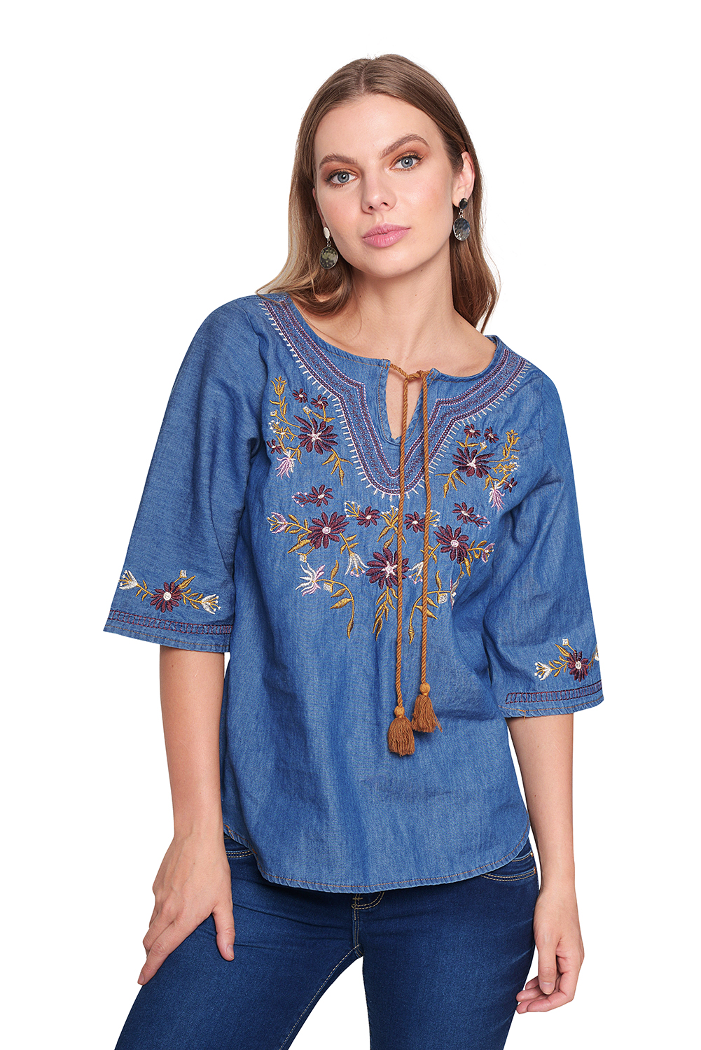 Blusa Corte Recto, Tela Mezclilla Algodón Delgada, Color Azul Medio, Bordado Decorativo, Motivos Florales, Manga Tres Cuartos, Cordón Café Decorativo