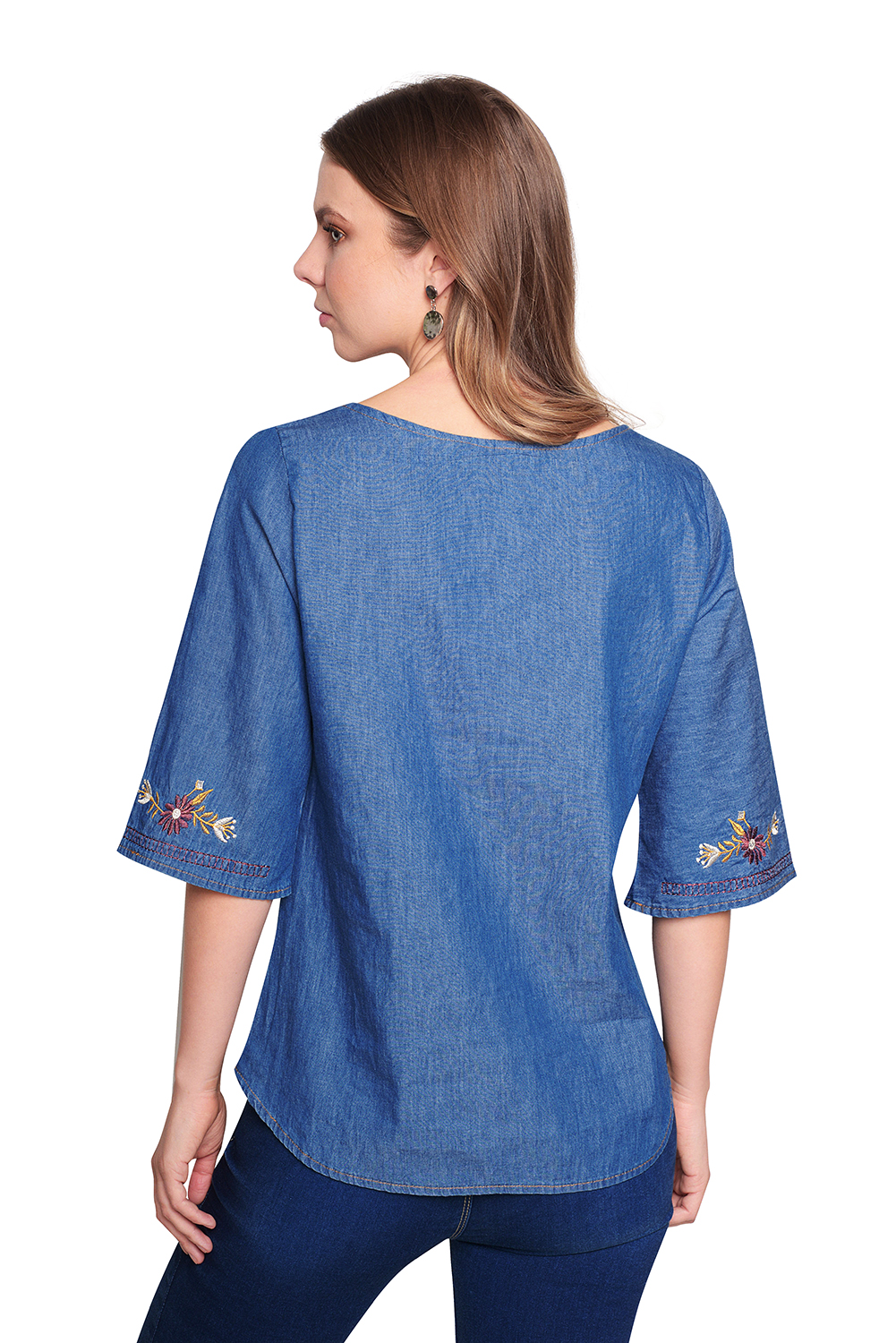 Blusa Corte Recto, Tela Mezclilla Algodón Delgada, Color Azul Medio, Bordado Decorativo, Motivos Florales, Manga Tres Cuartos, Cordón Café Decorativo
