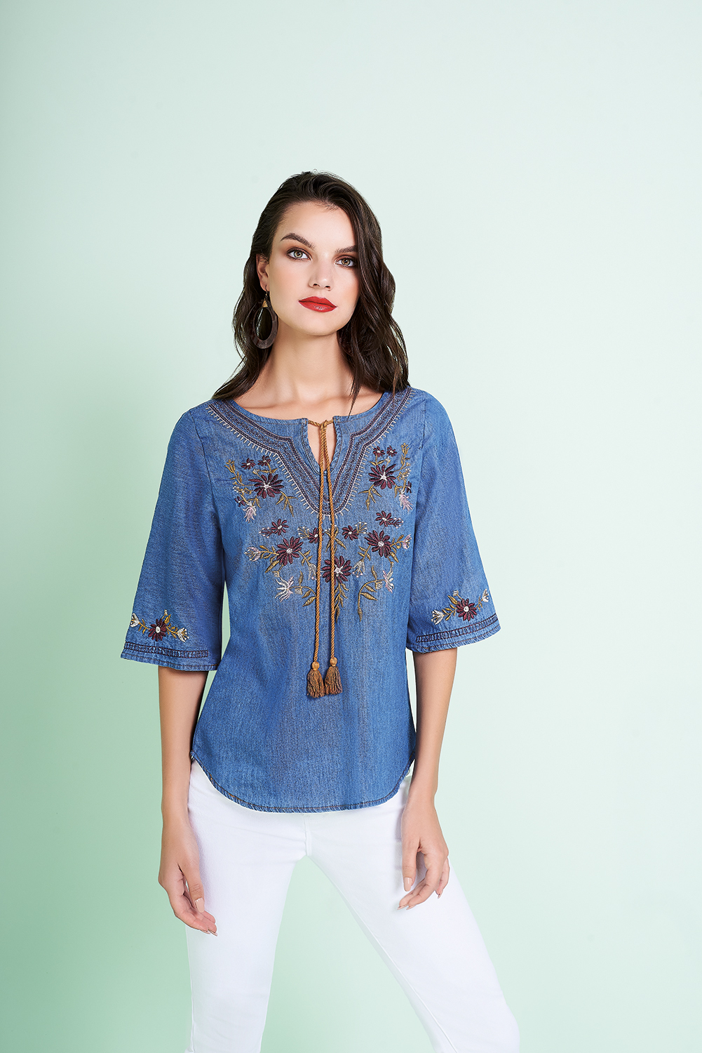 Blusa Corte Recto, Tela Mezclilla Algodón Delgada, Color Azul Medio, Bordado Decorativo, Motivos Florales, Manga Tres Cuartos, Cordón Café Decorativo