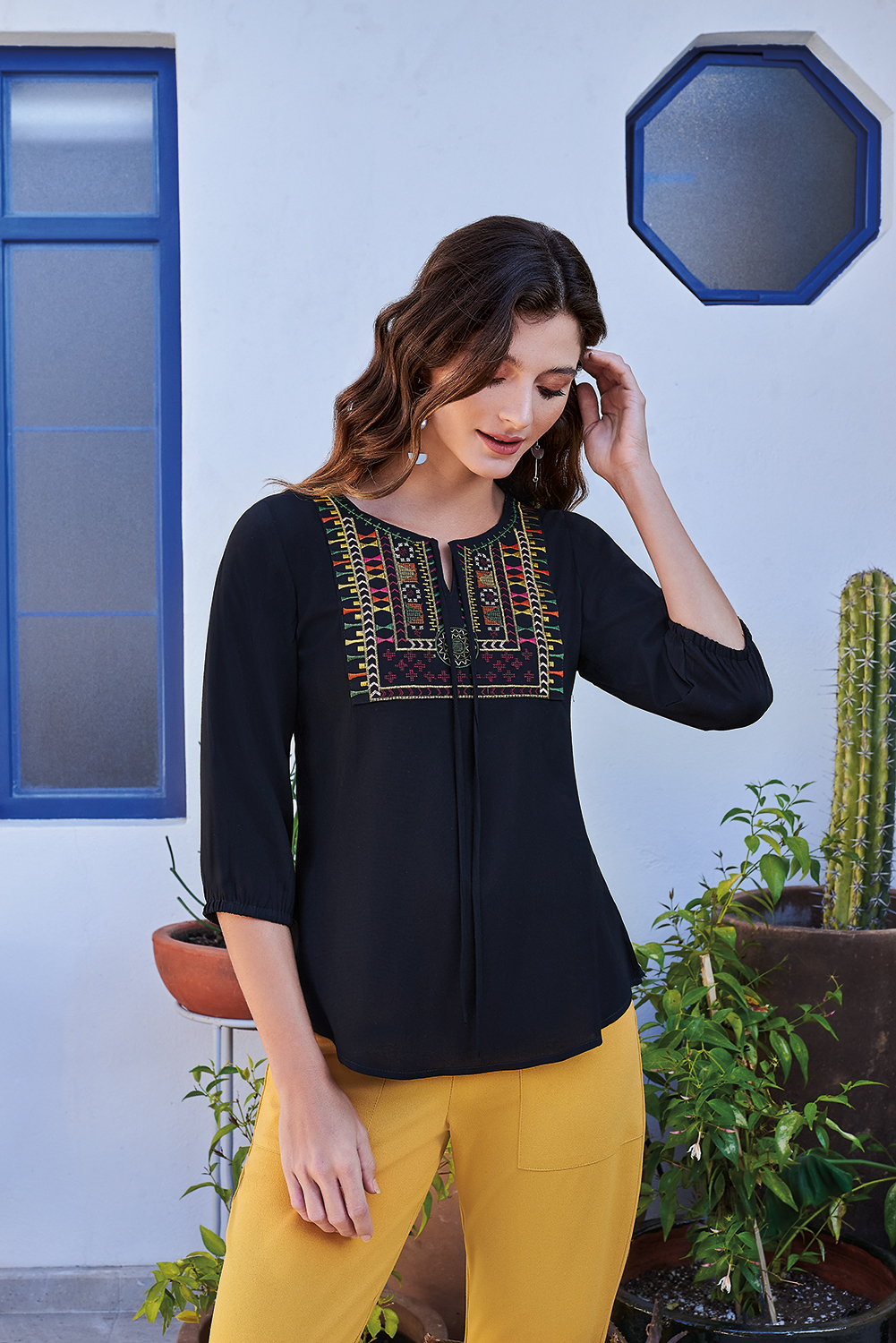 Blusa Color Negro, Tela Ligera y Suave, Cuello Redondo, Manga Tres