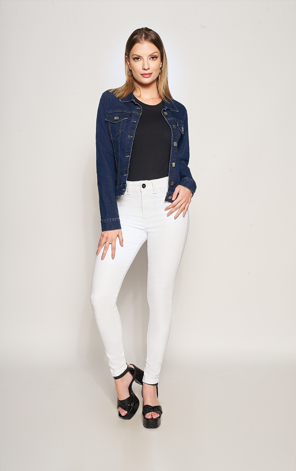 Chamarra color Azul Oscuro, Manga Larga, Mezclilla Stretch, Botones Habilitados, Costuras Constrastantes, Para Frío Ligero, Botón en Manga, Largo a la Cadera