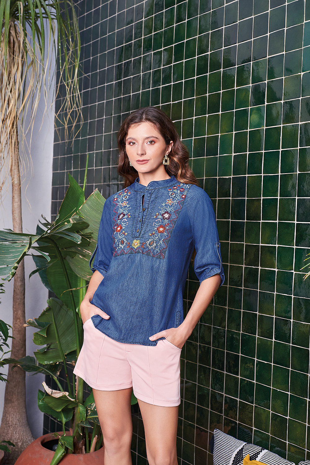 Blusa Color Azul Medio, Tela Mezclilla Delgada, Algodón, Corte Recto, Manga Tres Cuartos con Botón Habilitado, Cuello Mao, Botones en Escote, Bordado Decorativo Floral