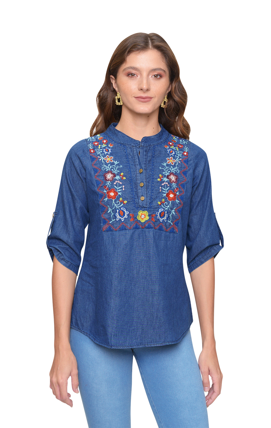 Blusa Color Azul Medio, Tela Mezclilla Delgada, Algodón, Corte Recto, Manga Tres Cuartos con Botón Habilitado, Cuello Mao, Botones en Escote, Bordado Decorativo Floral