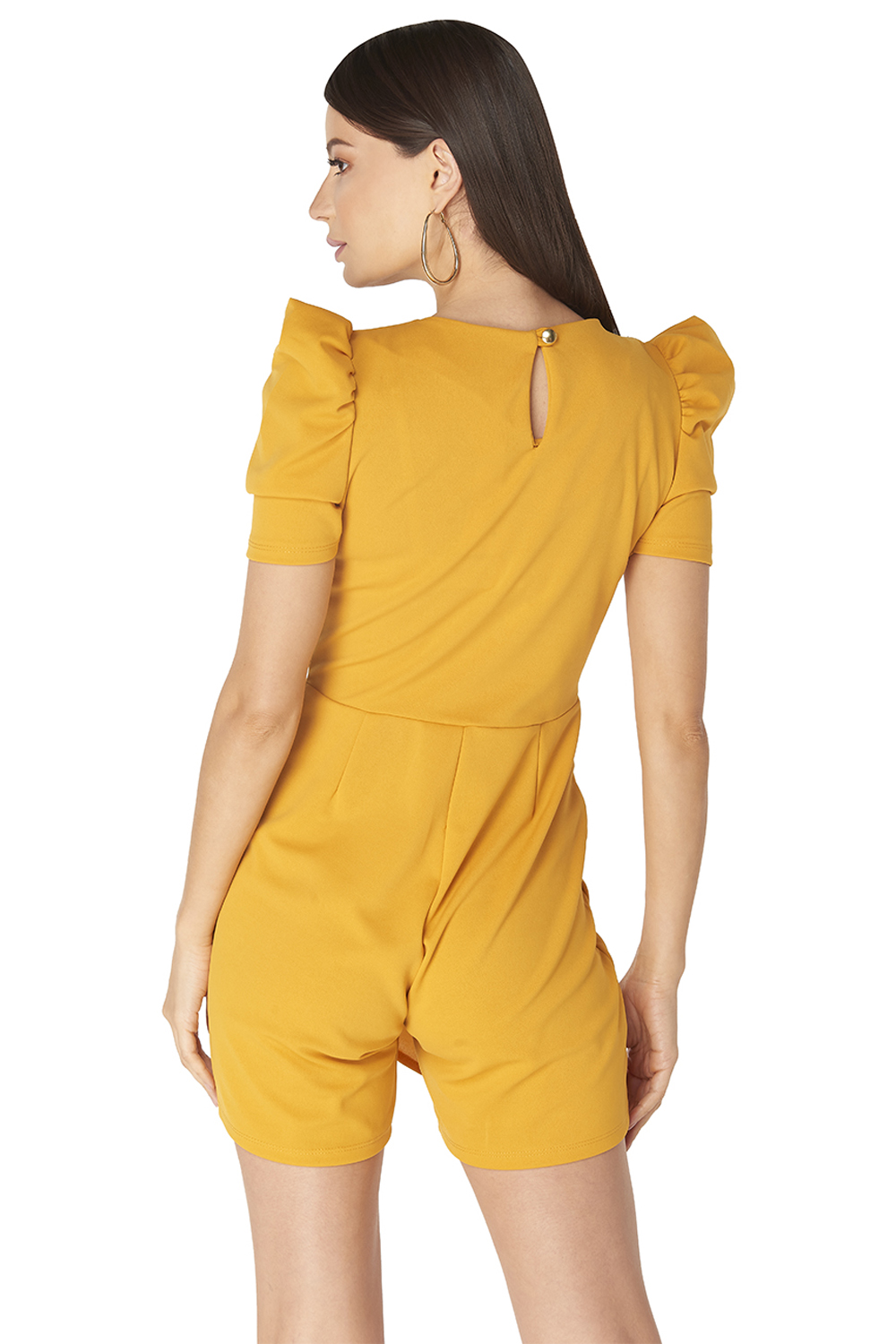 Jumper Shorts, Enterizo, Color Amarillo Mostaza, Tela Stretch, Manga Corta con Volumen, Escote en V Cruzado, Falda Cruzada Frontal Simulada, Plisado y Botones Decorativos