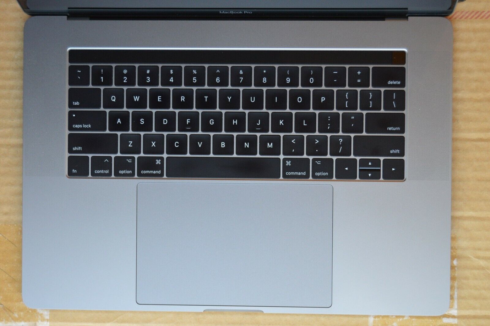 Macbook Pro 15 Retina A1707 Touchbar core  I7 16gb 512gb Intel Hd Reacondicionado por Apple grado AAA