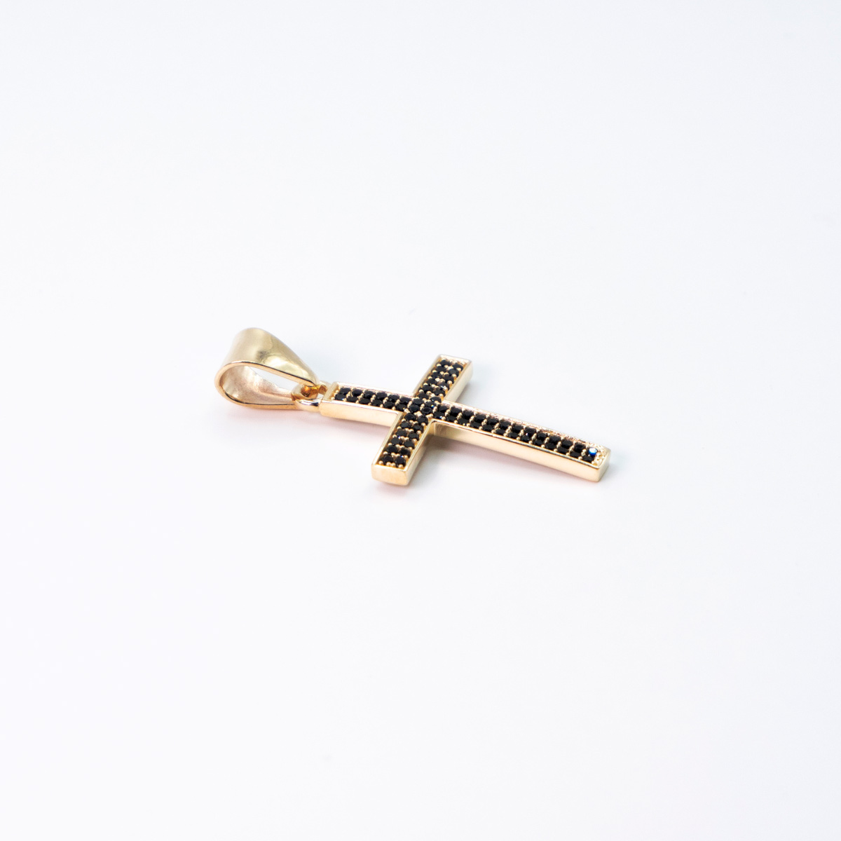 Cruz de oro 10k con piedra zirconia negra.