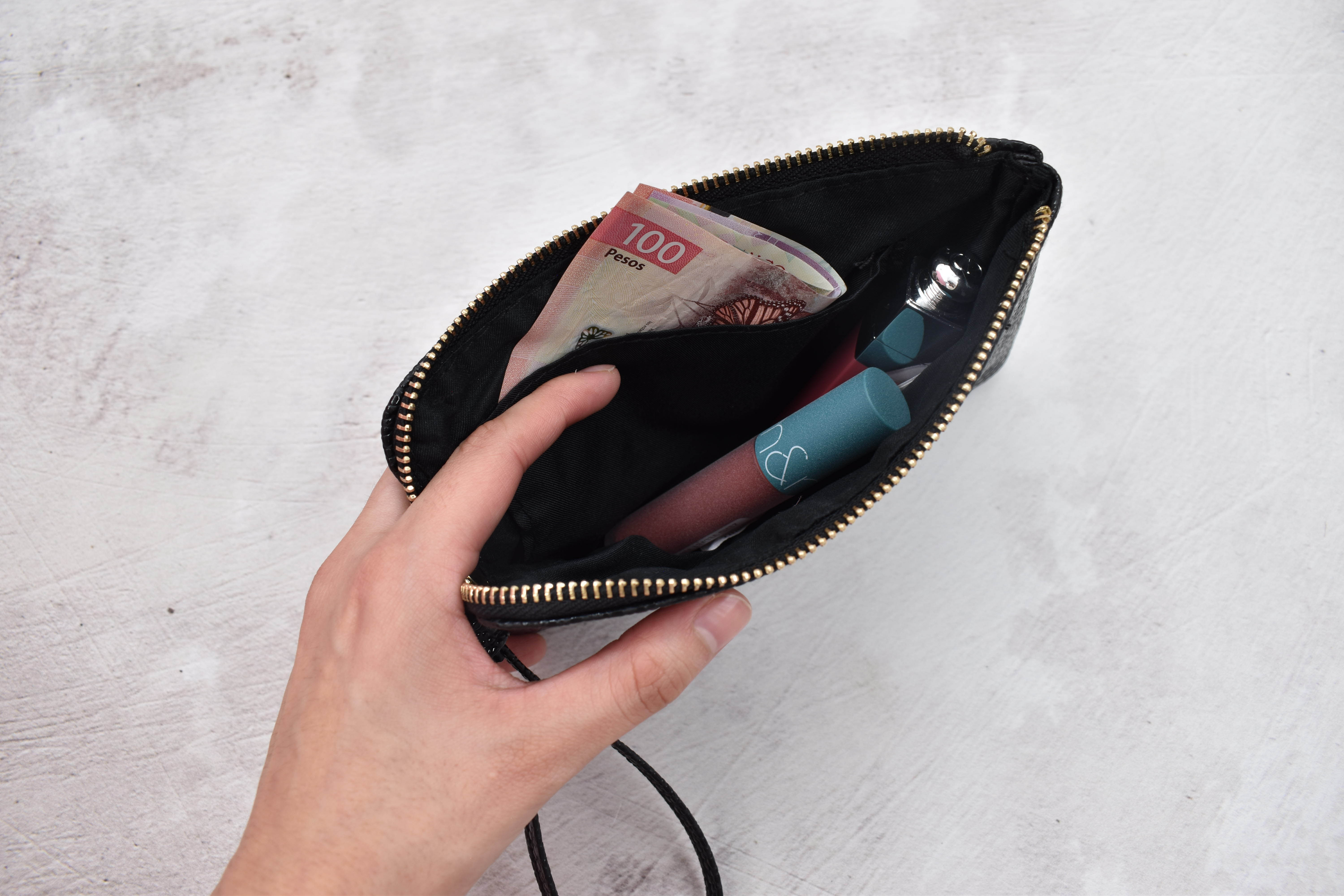 INVIGORATE, Cartera con correa muñequera negra 