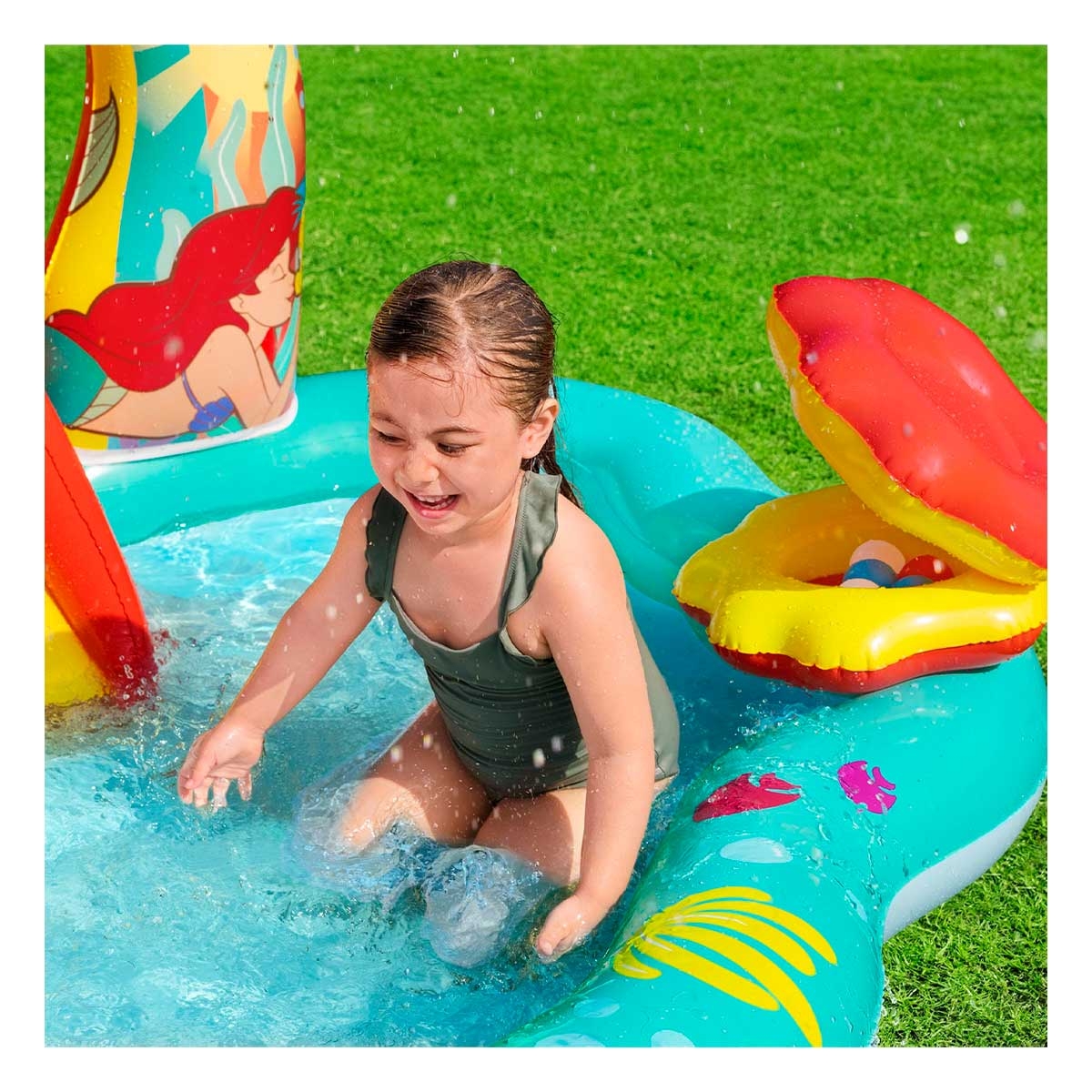 Centro de Juegos Acuático Sirenita Inflable con Aspersor y Resbaladilla Bestway.