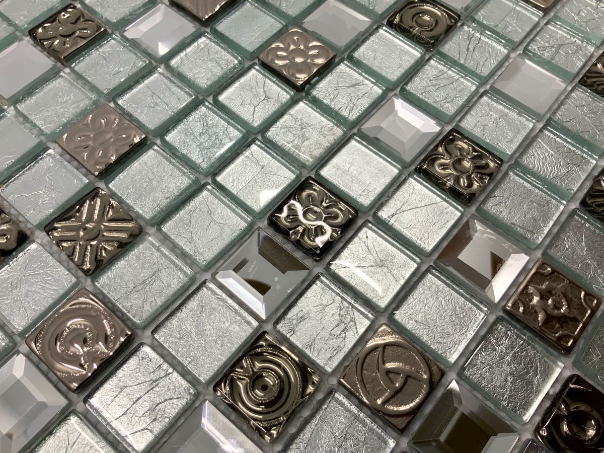 Malla o Mosaico Decorativo de vidrio GLA, medida 30 x 30 cms. (base por altura). Diseño en tonos gris y plata con detalles en relieve. Caja de 5 piezas.