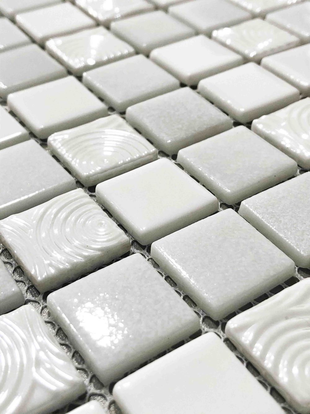 Malla o Mosaico Decorativo de vidrio MI, medida 30 x 30 cms. (base por altura). Diseño en tono blanco texturizado con detalles en relieve. Caja de 5 piezas..