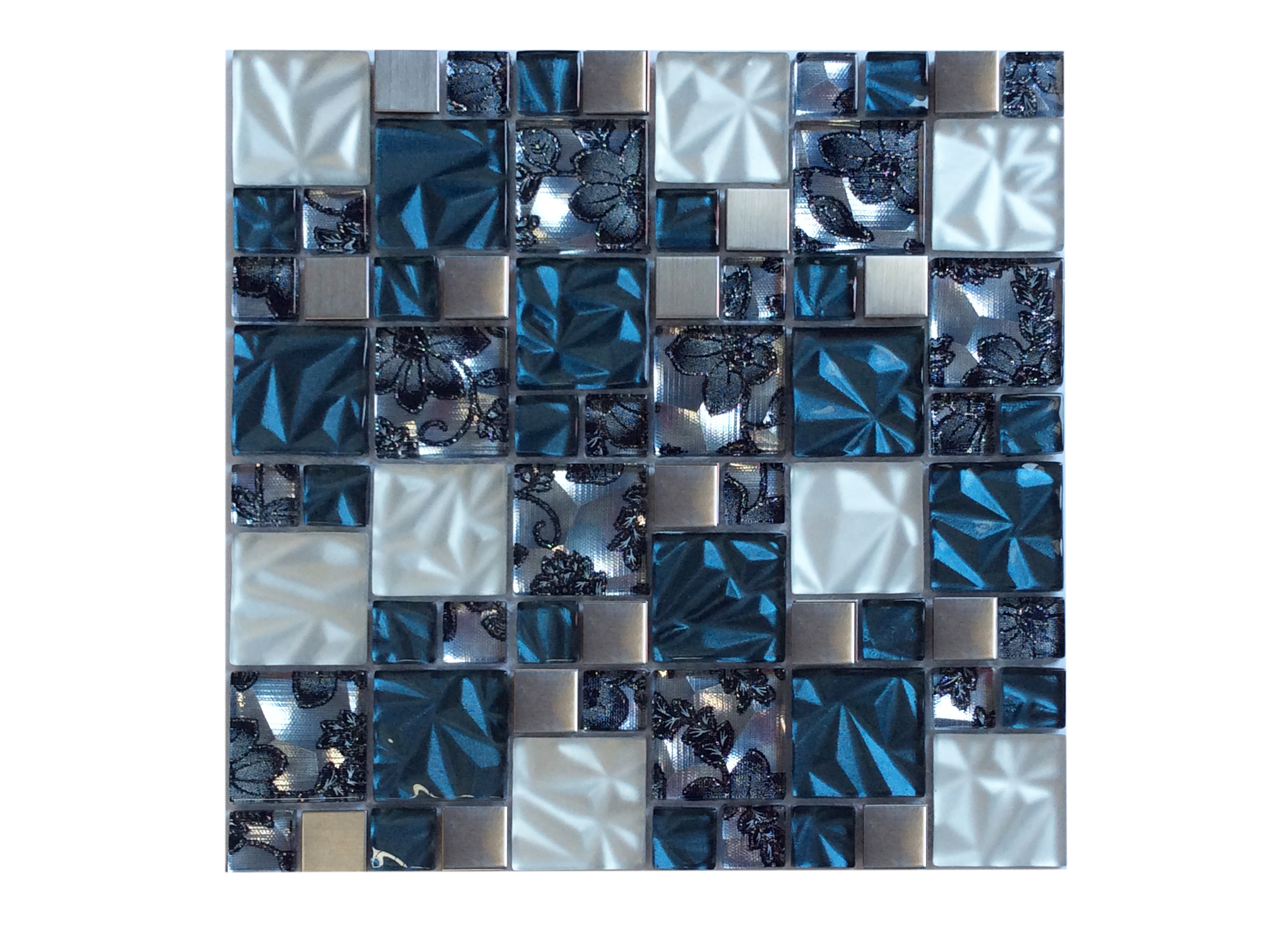 Malla o Mosaico Decorativo de vidrio y acero inoxidable LIR, medida 30 x 30 cms. (base por altura). Diseño en tonos azul, gris y plata con detalles tipo textil y relieve. Caja de 5 piezas.