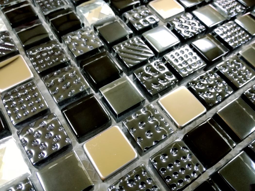 Malla o Mosaico Decorativo de vidrio PAL, medida 30 x 30 cms. (base por altura). Diseño en negro y plata con detalles en relieve. Caja de 5 piezas.