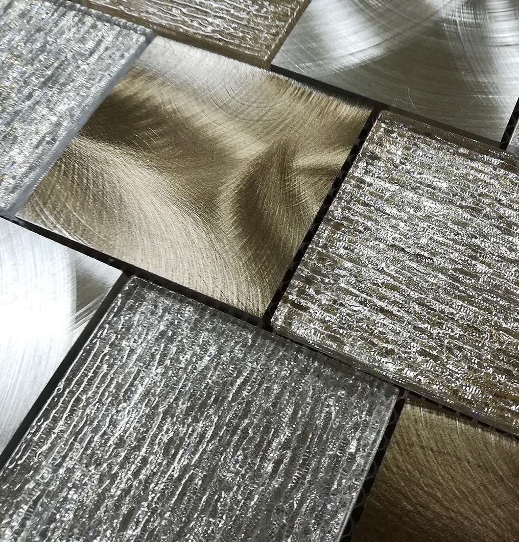 Malla o Mosaico Decorativo de vidrio y aluminio NIL, medida 29.6 x 29.6 cms. (base por altura). Diseño en tonos gris y dorado con detalles en relieve. Caja de 5 piezas.