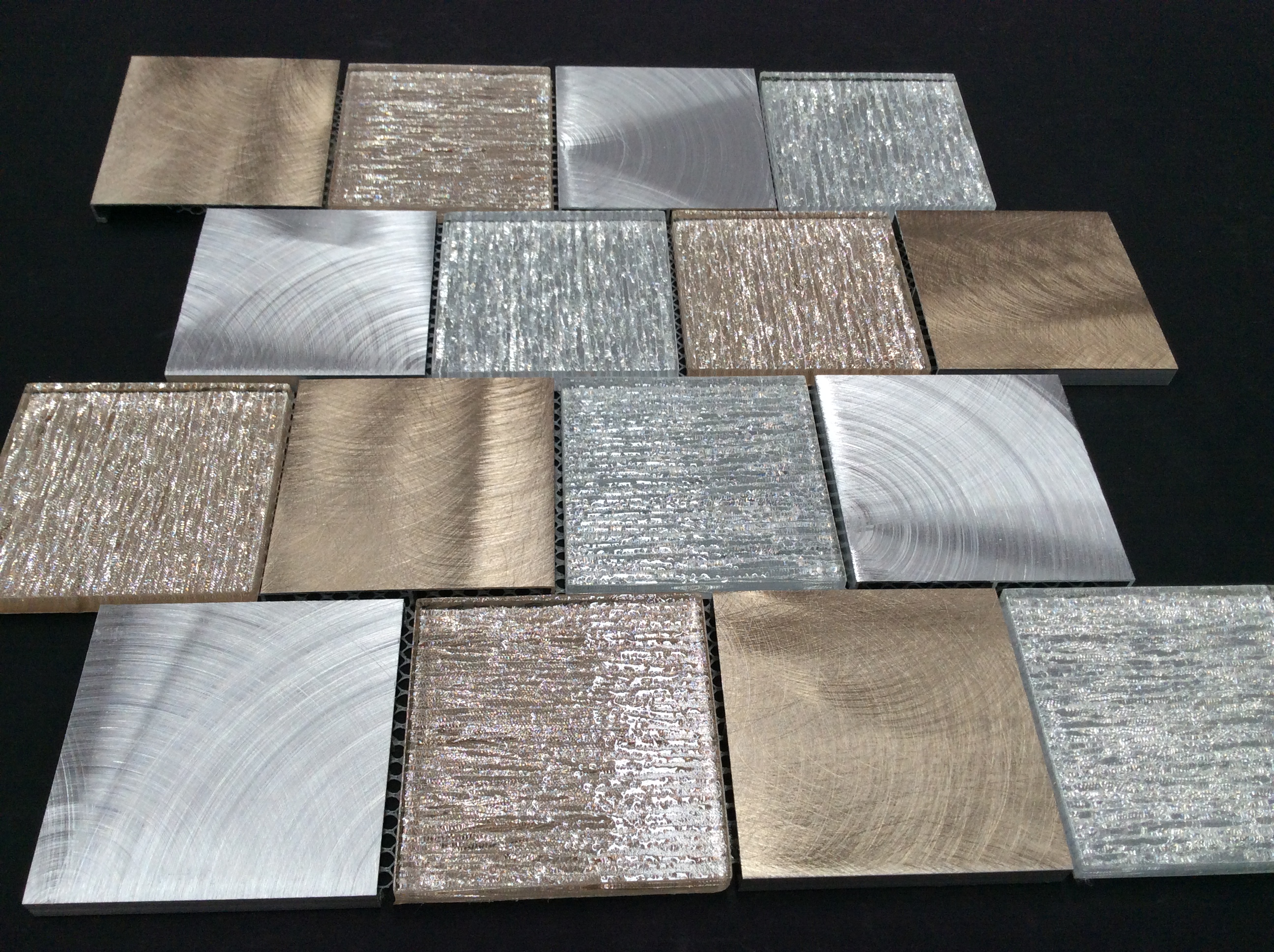 Malla o Mosaico Decorativo de vidrio y aluminio NIL, medida 29.6 x 29.6 cms. (base por altura). Diseño en tonos gris y dorado con detalles en relieve. Caja de 5 piezas.