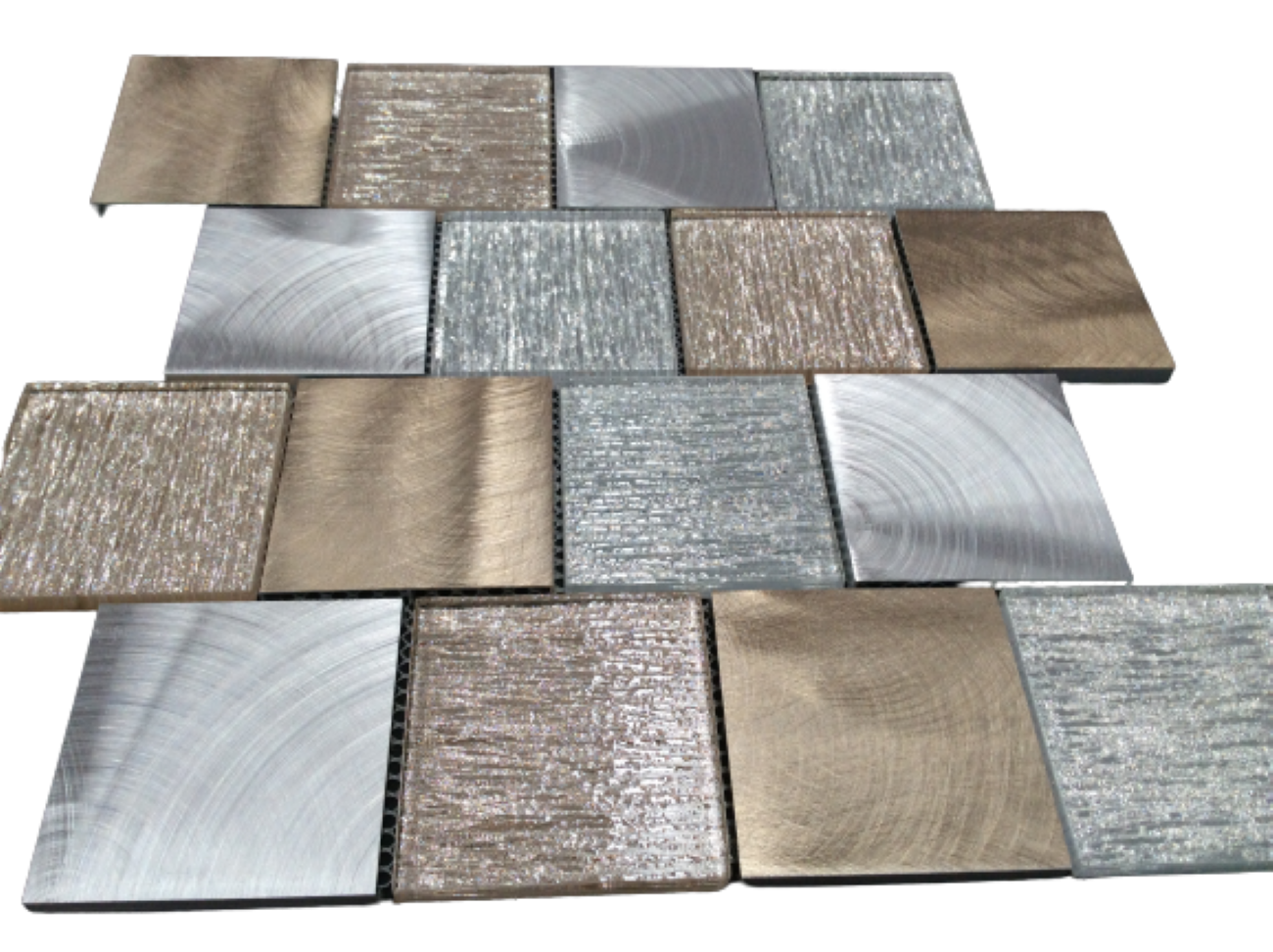 Malla o Mosaico Decorativo de vidrio y aluminio NIL, medida 29.6 x 29.6 cms. (base por altura). Diseño en tonos gris y dorado con detalles en relieve. Caja de 5 piezas.