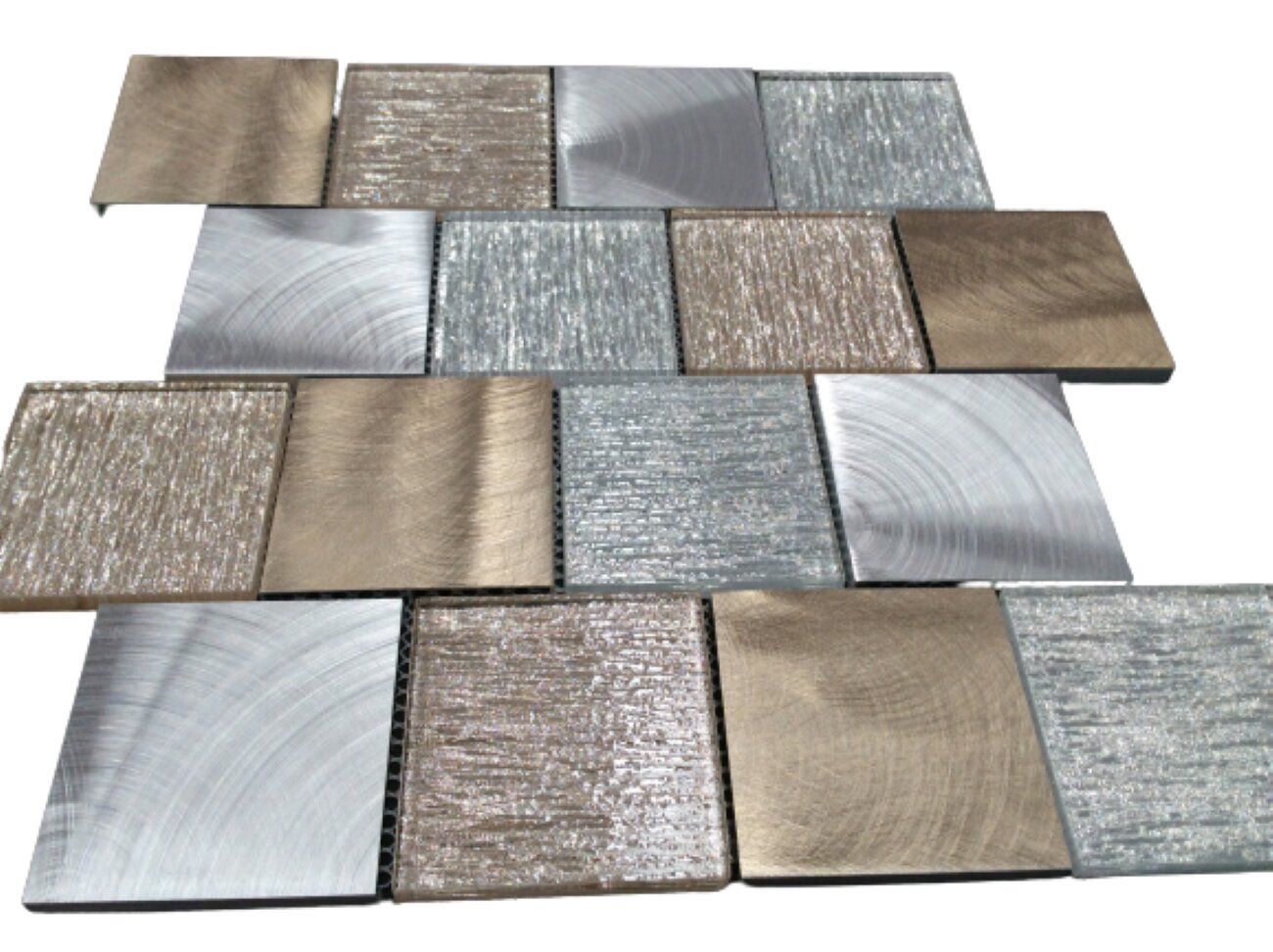 Malla o Mosaico Decorativo de vidrio y aluminio NIL, medida 29.6 x 29.6 cms. (base por altura). Diseño en tonos gris y dorado con detalles en relieve. Caja de 5 piezas.