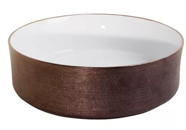Lavabo Cerámico para Baño KRA, forma circular en color cobre, acabado con líneas horizontales. De sobreponer, con diseño europeo ideal para todo tipo de baños. Dimensiones 36.0 x 36.0 x 12.5 cms. (base x altura x profundidad)