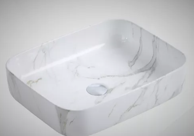 Lavabo Cerámico para Baño TIM, forma rectangular acabado blanco marmoleado. De sobreponer, con diseño europeo ideal para todo tipo de baños. Dimensiones 50.0 x 39.0 x 13.0 cms. (base x altura x profundidad)