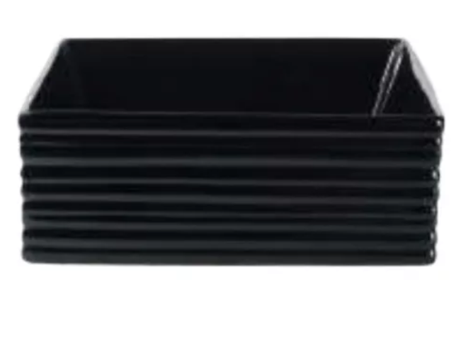 Lavabo Cerámico para Baño MUN, forma cuadrada color negro brillante acabado con líneas horizontales. De sobreponer, con diseño europeo ideal para todo tipo de baños. Dimensiones 38.0 x 38.0 x 13.5 cms. (base x altura x profundidad)
