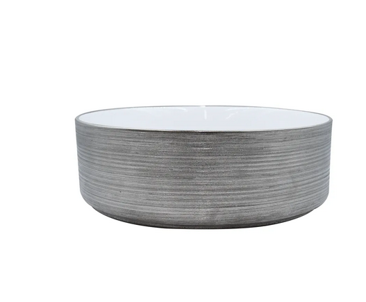 Lavabo Cerámico para Baño BAF, forma circular en color plata semi mate con detalles en relieve metalizados. De sobreponer, con diseño europeo ideal para todo tipo de baños. Dimensiones 36.0 x 36.0 x 12.5 cms. (base x altura x profundidad)