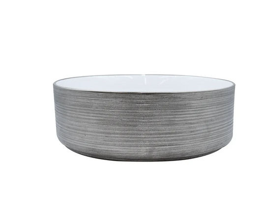 Lavabo Cerámico para Baño BAF, forma circular en color plata semi mate con detalles en relieve metalizados. De sobreponer, con diseño europeo ideal para todo tipo de baños. Dimensiones 36.0 x 36.0 x 12.5 cms. (base x altura x profundidad).