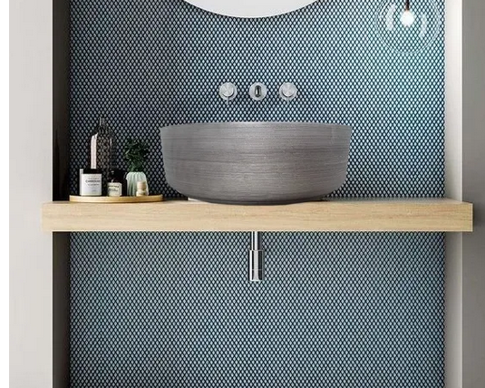 Lavabo Cerámico para Baño BAF, forma circular en color plata semi mate con detalles en relieve metalizados. De sobreponer, con diseño europeo ideal para todo tipo de baños. Dimensiones 36.0 x 36.0 x 12.5 cms. (base x altura x profundidad).